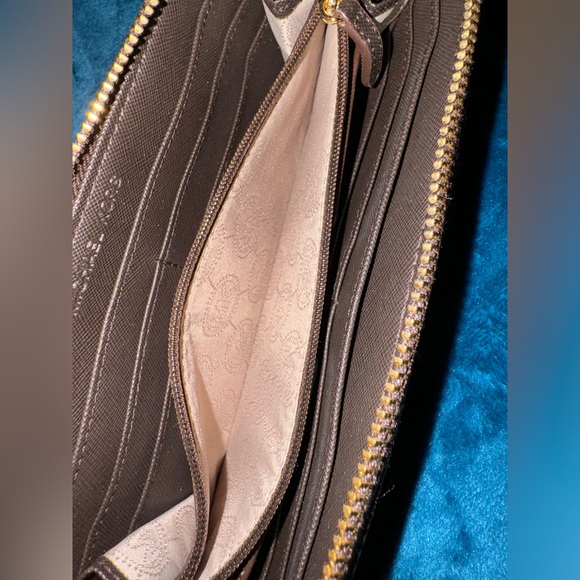 Michael Kors Jet Set Travel Logo Wallet - Picture 5 of 11